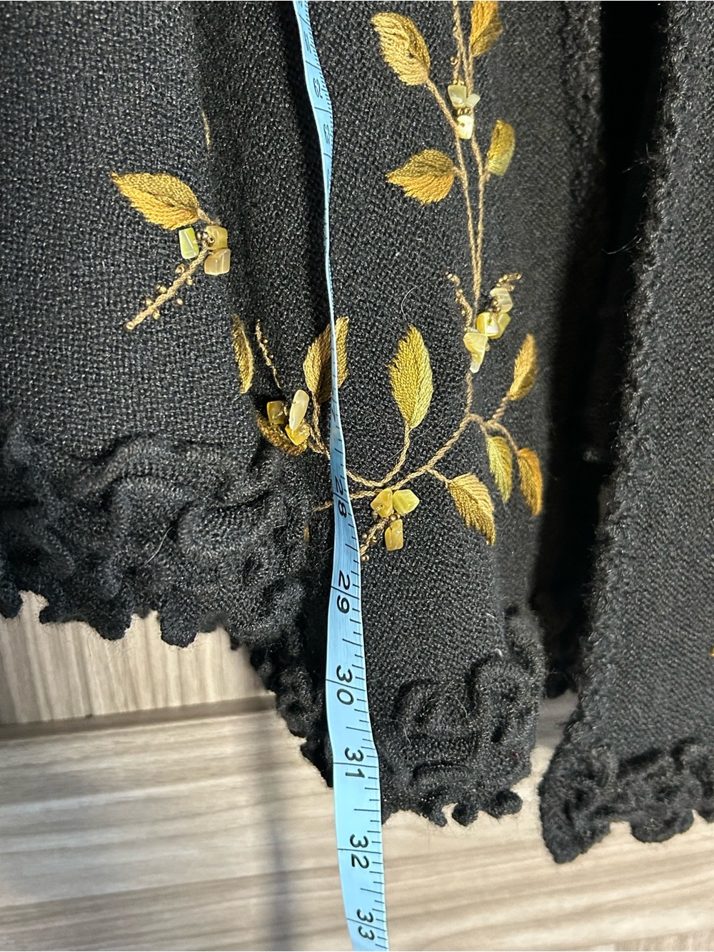 ✨ Vintage All Alpaca Embroidered Gold Leaf Beaded Stone Ruana Cape ✨ - Picture 6 of 7